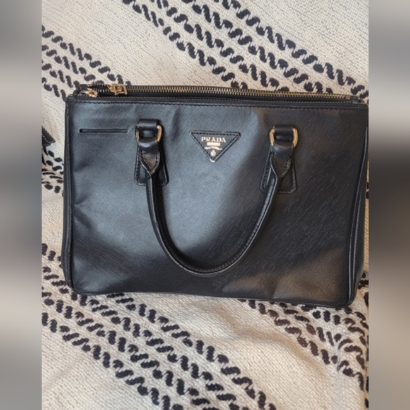 Pre-owned beautiful PRADA handbag black with gold trim - Picture 1 of 16